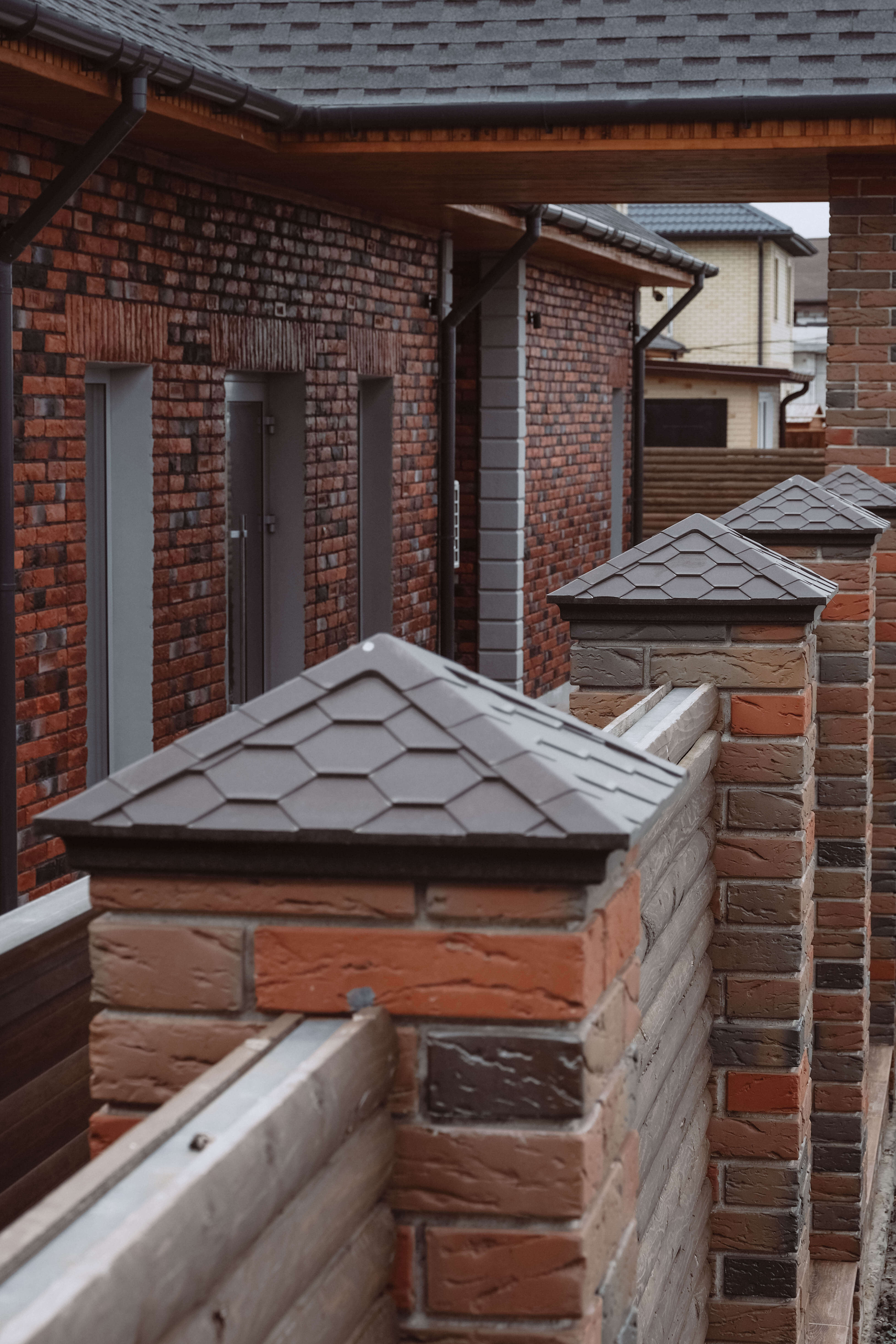 Колпак Zking Эверест Коричневый на столб 1.5х1.5 кирпича (390х390мм) в Грозном фото